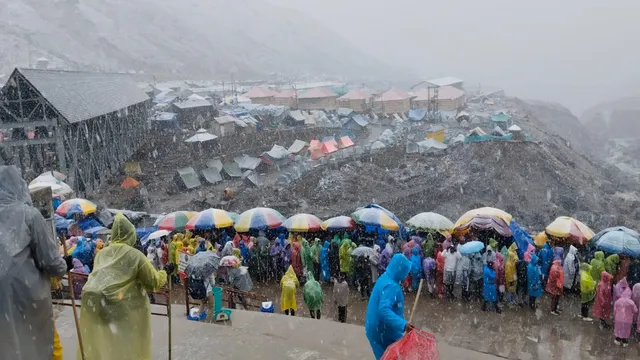 Kedarnath Snowfall: Unwavering Faith Amidst the Snowfall in Kedarnath—Devotees Stood Firm Through Five Hours of Snowfall.