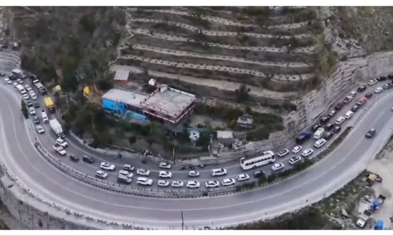 Hill Station Traffic Jam: Traffic Grinds to a Halt in the Hills Over the Weekend; Long Queues of Vehicles from Joshimath to Manali and Mussoorie.