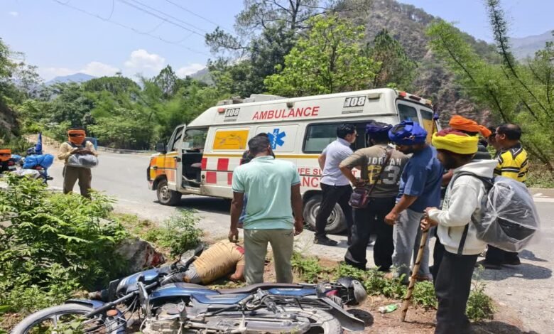Badrinath National Highway: Major accident on the Badrinath National Highway; lives of injured youths saved thanks to the prompt action of the Information Department.
