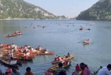 Nainital Weekend Tourist Rush: A surge of tourists floods the 'Lake City'; traffic congestion and jams increase in Nainital over the weekend.