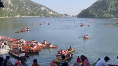 Nainital Weekend Tourist Rush: A surge of tourists floods the 'Lake City'; traffic congestion and jams increase in Nainital over the weekend.