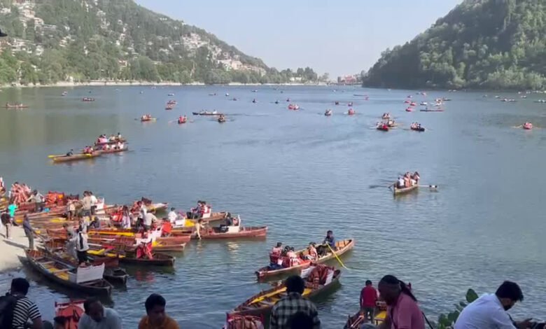 Nainital Weekend Tourist Rush: A surge of tourists floods the 'Lake City'; traffic congestion and jams increase in Nainital over the weekend.
