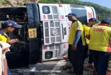 Char Dham Bus Accident: Bus carrying passengers overturns at Totaghati due to brake failure; 39 people have a narrow escape.