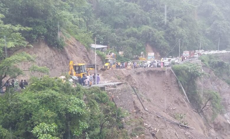 Mussoorie Road Update: Mussoorie-Dehradun road to remain closed at night; administration issues new rules amid landslide risk.