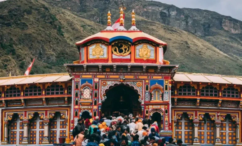 Badrinath Temple Donation Scam: Dispute over offerings at Badrinath Dham; high-level inquiry report expected in 15 days; three-member committee has initiated proceedings.