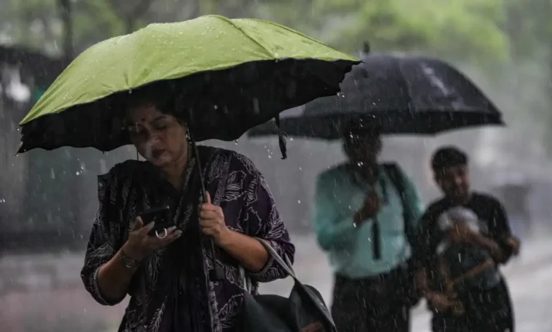 India Weather Update: Light rain in Delhi, heavy rain alert for UP and Bihar; weather shifts from Kerala to Uttarakhand!