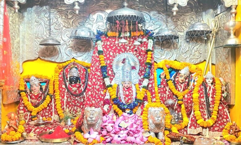 Devotees offering prayers at Maya Devi Temple in Haridwar during Sharadiya Navratri