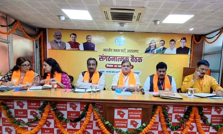 Ram Madhav with Bansuri Swaraj and Arvind Menon at Uttarakhand BJP meeting